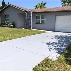  Holiday home Pinebrook Close To United States