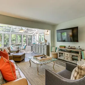 Modern Hilton Head Retreat Walk To And Golf! Holiday home
